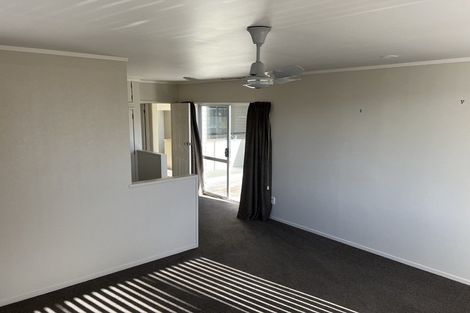 Photo of property in 15 Waiwera Place, Waiwera, Orewa, 0994