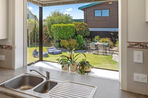 Photo of property in 15 Sonning Place, Redwood, Christchurch, 8051