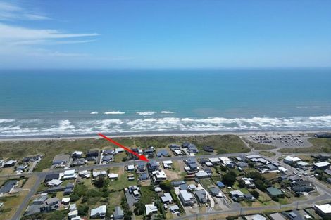 Photo of property in 17 Marine Parade South, Foxton Beach, Foxton, 4815