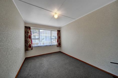 Photo of property in 1 Robbins Crescent, Hawera, 4610