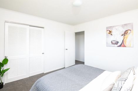 Photo of property in 27 Evesham Place, Newlands, Wellington, 6037