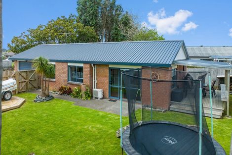 Photo of property in 16 O'sullivan Place, Waiuku, 2123