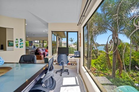 Photo of property in 4 Twin Wharf Road, Herald Island, Auckland, 0618
