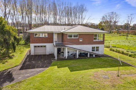 Photo of property in 7 Main Road, Kumeu, 0810