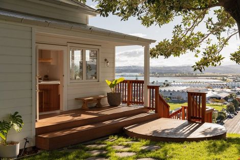 Photo of property in 5 Denholm Road, Hospital Hill, Napier, 4110