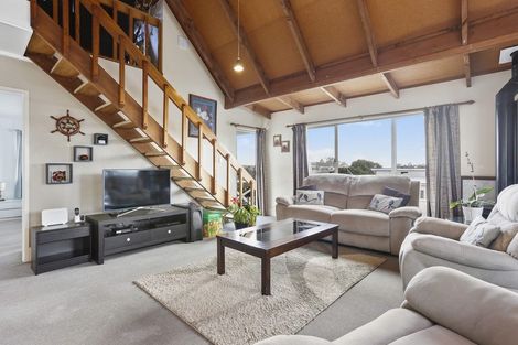 Photo of property in 6a D'oyly Drive, Stanmore Bay, Whangaparaoa, 0932