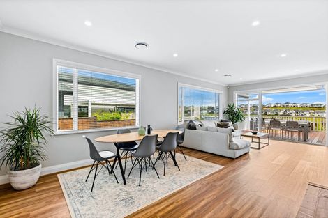 Photo of property in 10 Pekanga Road, Orewa, 0931