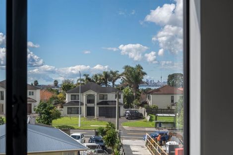 Photo of property in 5d Beach Road, Te Atatu Peninsula, 0610