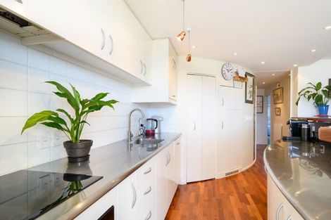 Photo of property in Seaview Apartments, 3/64 Milford Road, Milford, Auckland, 0620