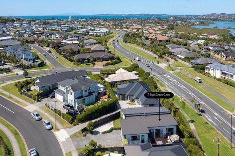 Photo of property in 7 Syd Grant Crescent, Orewa, 0931
