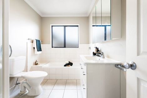 Photo of property in 40 Rising Parade, Fairview Heights, Auckland, 0632