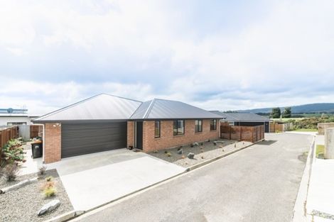 Photo of property in 134 Johnstone Drive, Fitzherbert, Palmerston North, 4410