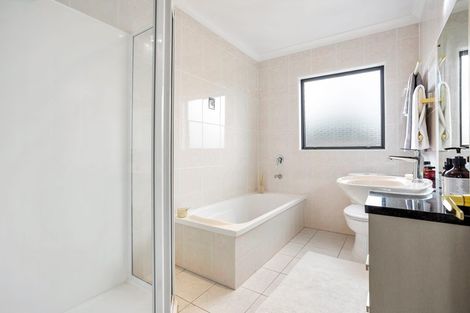 Photo of property in 25 Piriti Drive, Te Atatu Peninsula, Auckland, 0610