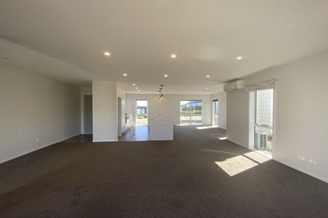 Photo of property in 12 Promontory Crescent, Newlands, Wellington, 6037