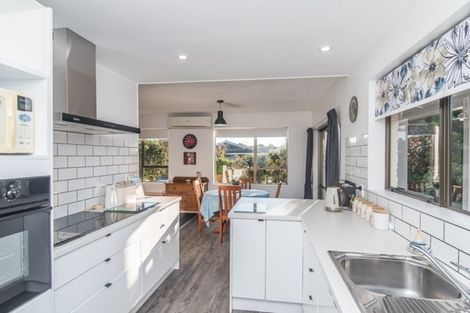 Photo of property in 34a Rewarewa Crescent, Waikanae, 5036