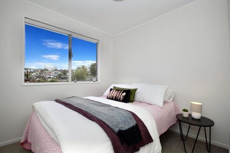 Photo of property in 1/17 Athena Drive, Totara Vale, Auckland, 0629