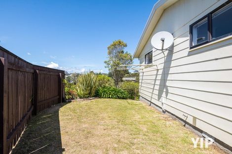 Photo of property in 27 Evesham Place, Newlands, Wellington, 6037