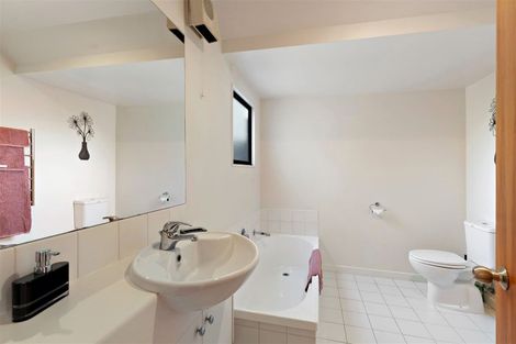 Photo of property in 77 Holly Road, St Albans, Christchurch, 8014