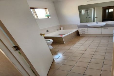 Photo of property in 8 Dainton Place, New Lynn, Auckland, 0600