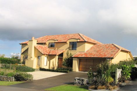 Photo of property in 102 Grovenor Drive, Orewa, 0931