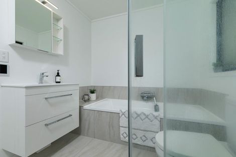 Photo of property in 260a Henderson Valley Road, Henderson, Auckland, 0612