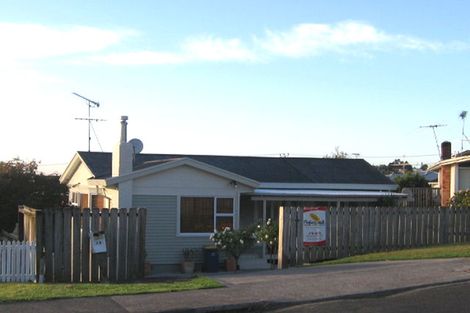 Photo of property in 1/7 Bruce Road, Glenfield, Auckland, 0629
