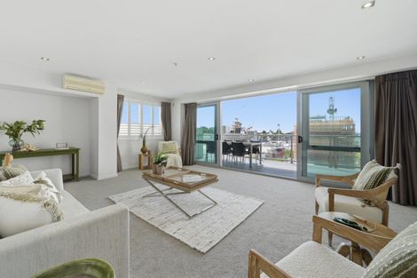 Photo of property in 72 Devonport Road, Tauranga, 3110