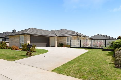 Photo of property in 28 Rainey Crescent, Papamoa Beach, Papamoa, 3118