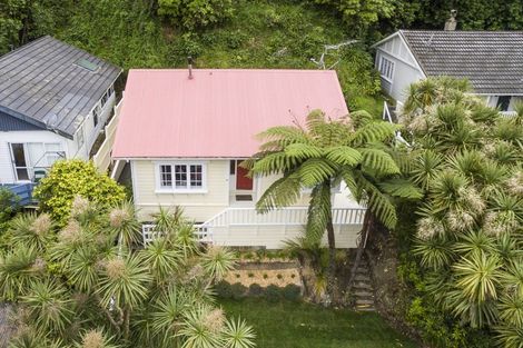 Photo of property in 12 Governor Road, Northland, Wellington, 6012