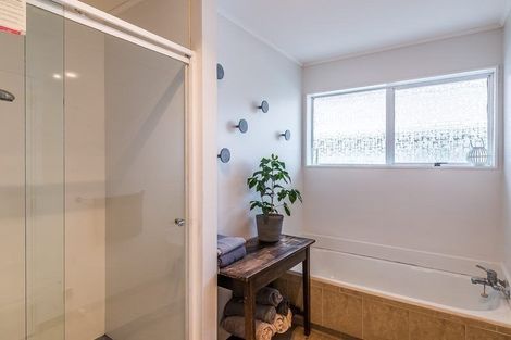 Photo of property in 27 Rewarewa Crescent, Waikanae, 5036