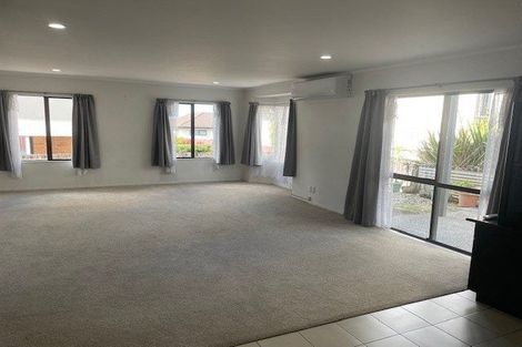 Photo of property in 15 Andover Way, Goodwood Heights, Auckland, 2105