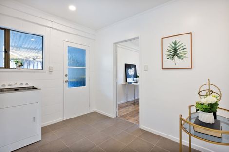 Photo of property in 2/27 Knightsbridge Drive, Forrest Hill, Auckland, 0620