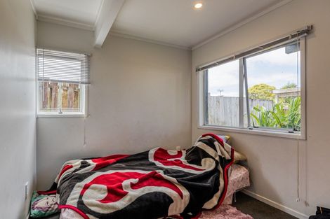 Photo of property in 112 Colwill Road, Massey, Auckland, 0614