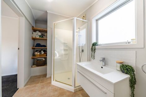 Photo of property in 7 Pokohiwi Road, Normandale, Lower Hutt, 5010