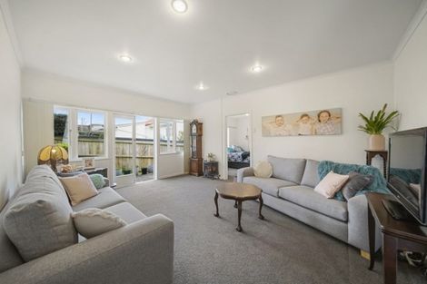 Photo of property in 1/9 Luplau Crescent, Cockle Bay, Auckland, 2014