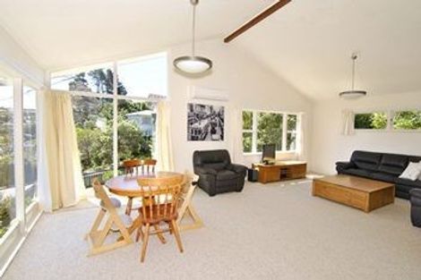 Photo of property in 6 Omega Street, Newlands, Wellington, 6037