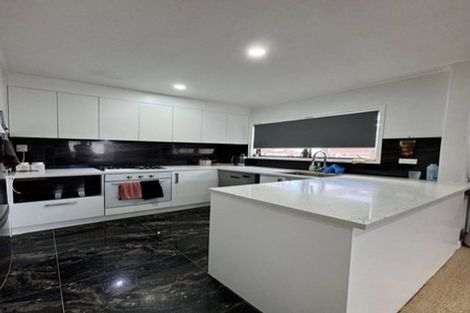 Photo of property in 100 Everglade Drive, Totara Heights, Auckland, 2105