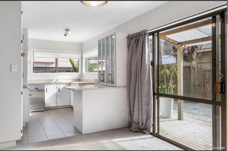 Photo of property in 2/72 Onewa Road, Northcote Point, Auckland, 0627