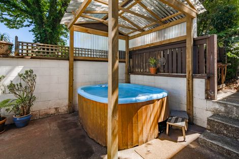 Photo of property in 212 Golf Road, Titirangi, Auckland, 0604