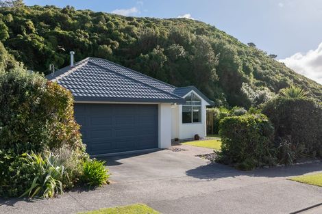 Photo of property in 212 Westchester Drive, Churton Park, Wellington, 6037