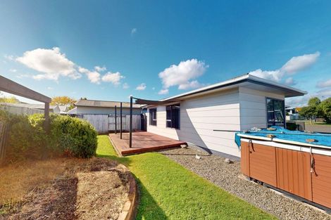 Photo of property in 5 Essex Place, Milson, Palmerston North, 4414