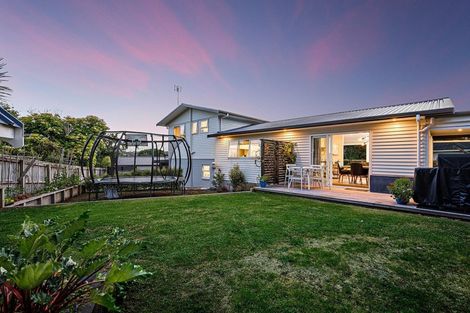 Photo of property in 23 Helleur Road, Massey, Auckland, 0614