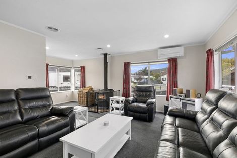 Photo of property in 17 Memphis Grove, Totara Park, Upper Hutt, 5018