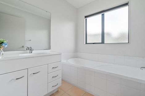 Photo of property in 5 Macadamia Close, Goodwood Heights, Auckland, 2105