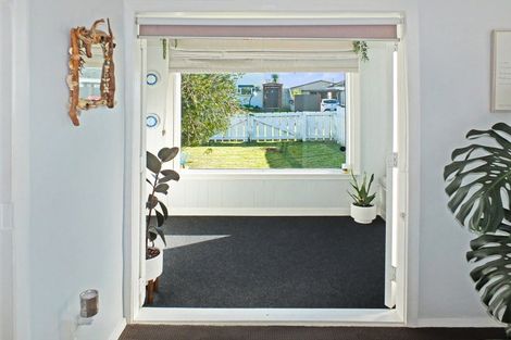 Photo of property in 5 Huia Street, Foxton Beach, Foxton, 4815