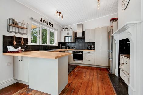 Photo of property in 31 Garfield Road, Helensville, 0800