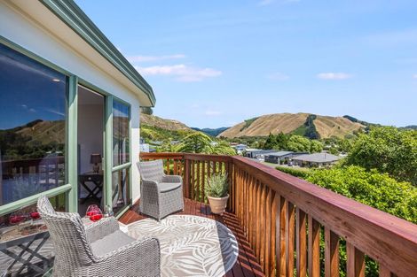 Photo of property in 56 Kakariki Grove, Waikanae, 5036