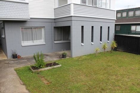 Photo of property in 1/16 Wernham Place, Northcote, Auckland, 0626
