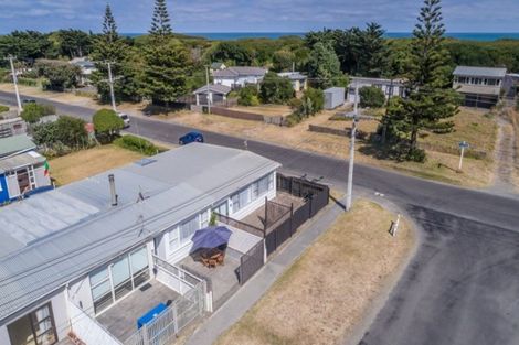 Photo of property in 1/2 Himatangi Street, Himatangi Beach, Foxton, 4891