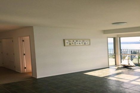 Photo of property in 15a Fortification Road, Karaka Bays, Wellington, 6022